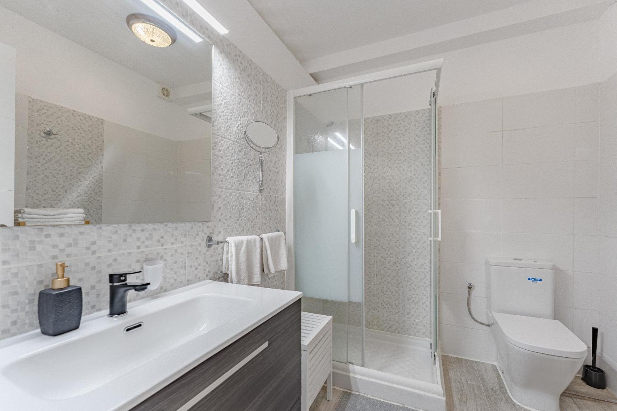 Primavera Tranquil Retreat 2-Bedroom Apartment With Balcony, Garden View & Fiber Wifi Арона Екстериор снимка